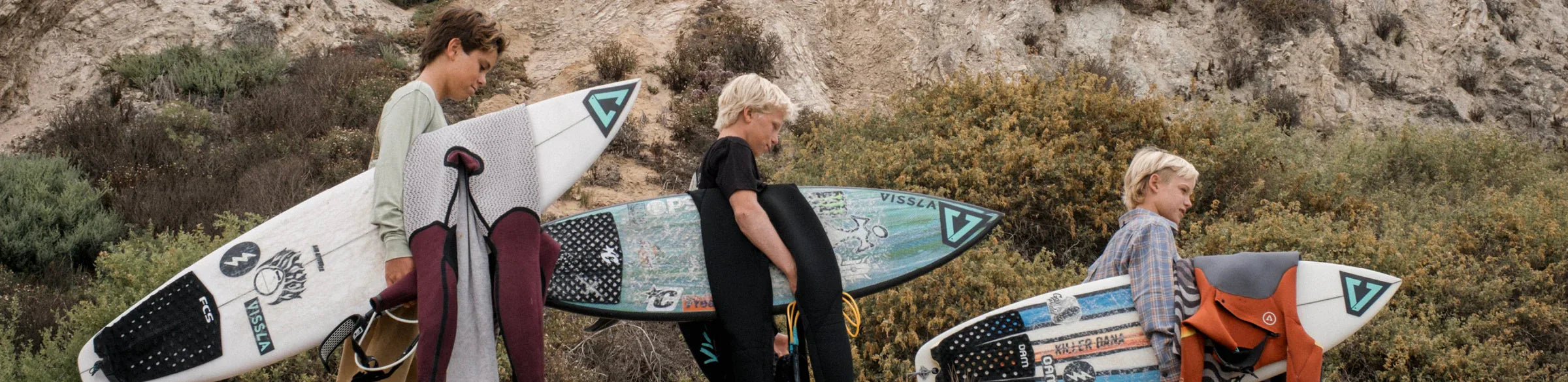 Junior surfer staying warm during a winter session with a thick 5+mm wetsuit from our shop. Noordzee Boardstore surfshop Surfschool webshop surfboardrepairs Scheveningen