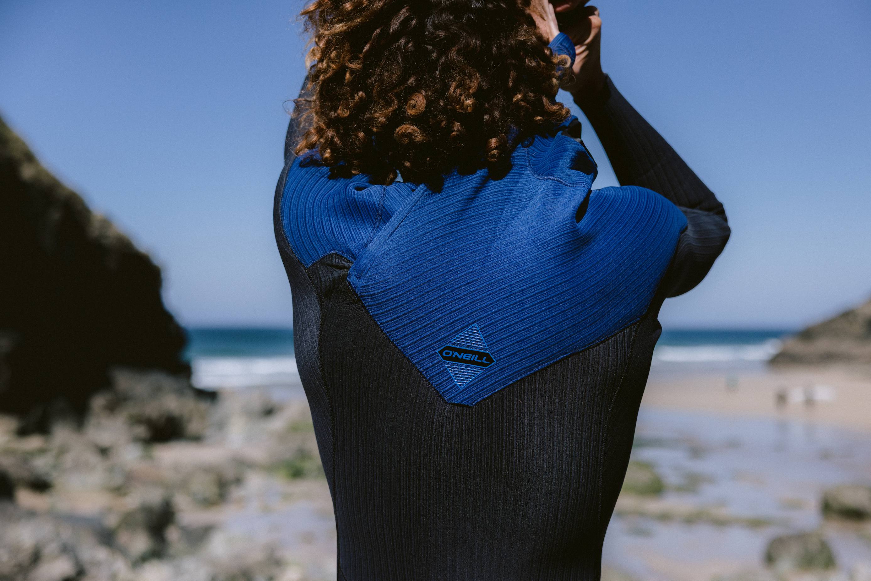 Surfer ready for an autumn session in The Hague with a warm 4/3mm wetsuit from our shop. Noordzee Boardstore surfshop Surfschool webshop surfboardrepairs Scheveningen