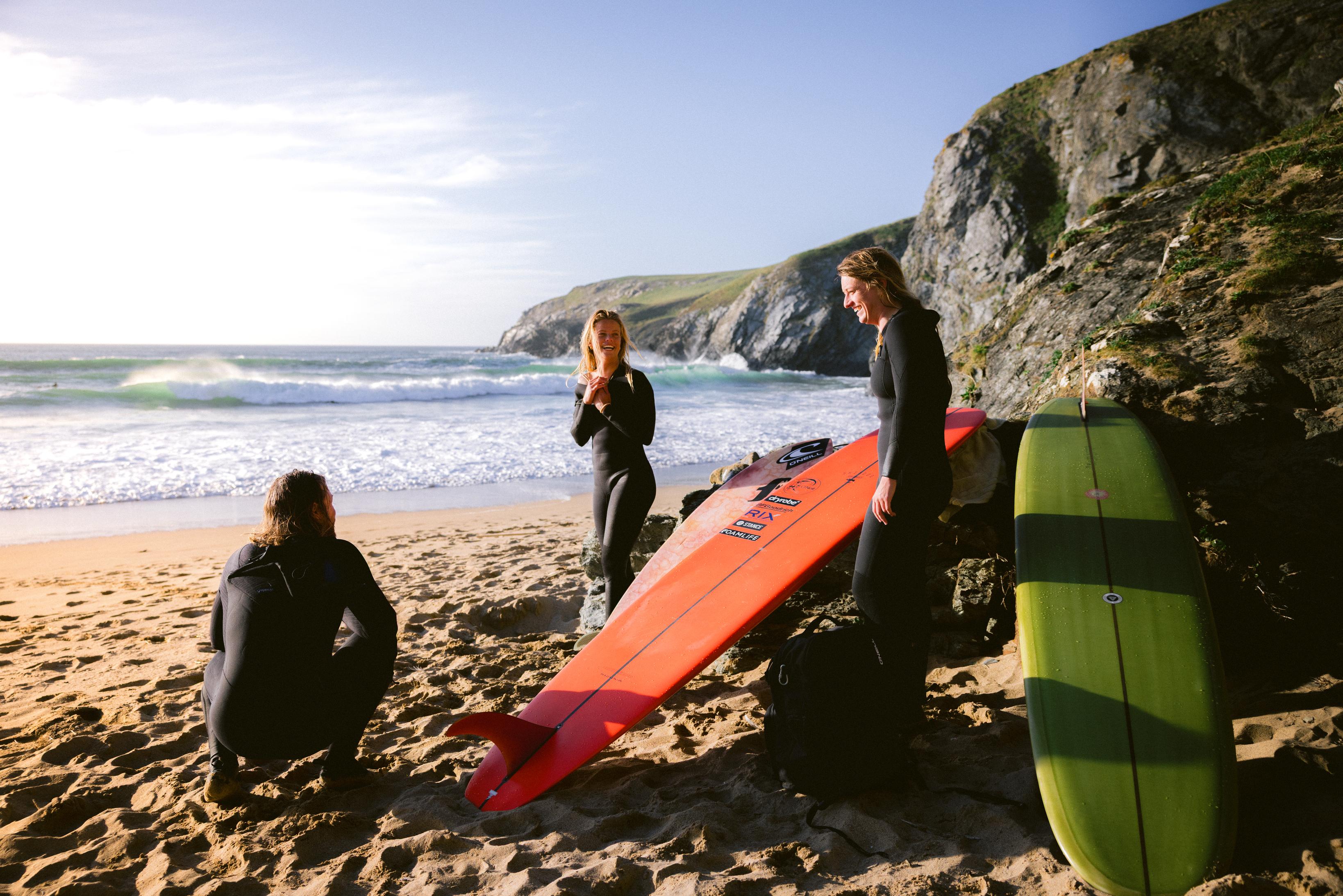 A surfer with a versatile midlength board, showcasing the perfect all-round shape from our collection. Noordzee Boardstore surfshop Surfschool webshop surfboardrepairs Scheveningen