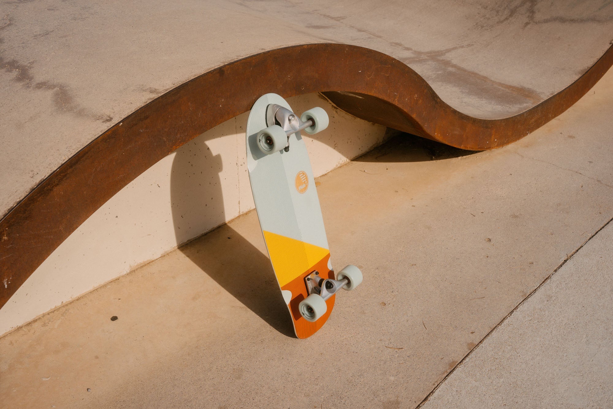 A person cruising on a skateboard with quality accessories from the Noordzee Boardstore collection. Noordzee Boardstore surfshop Surfschool webshop surfboardrepairs Scheveningen