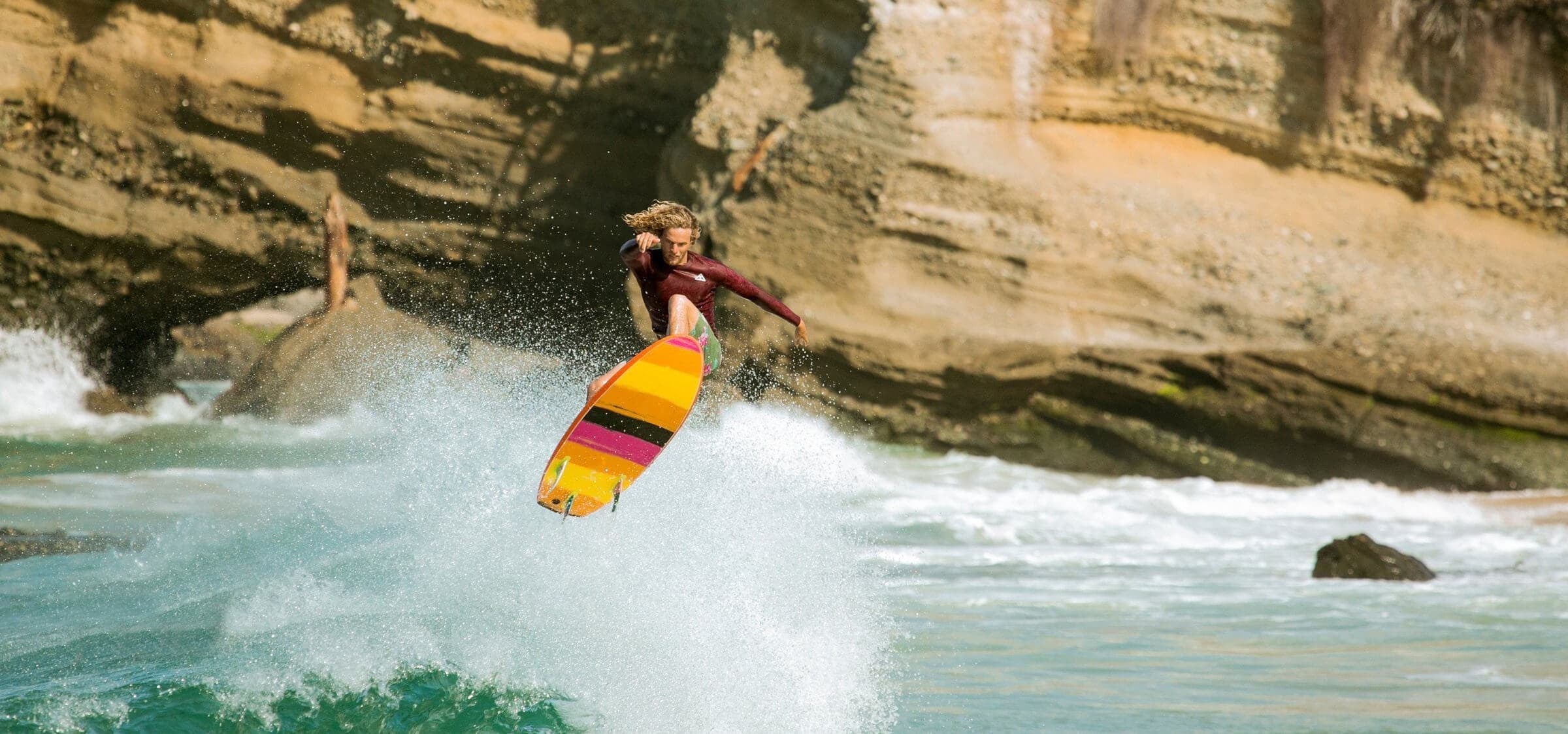 Surfer holding a fun soft-top surfboard from Noordzee Boardstore, ready for a session at Scheveningen. Noordzee Boardstore surfshop Surfschool webshop surfboardrepairs Scheveningen