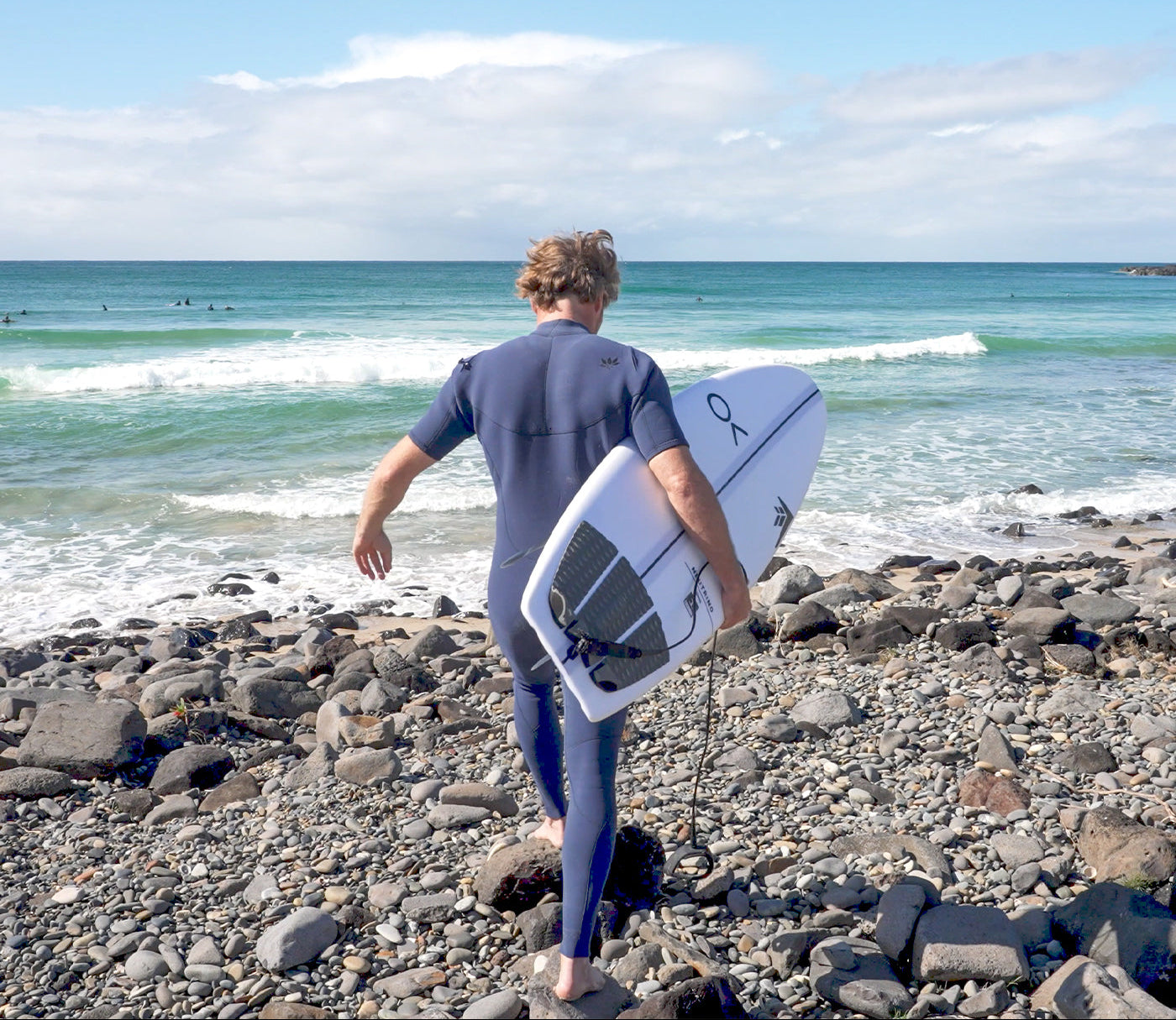 Happy beginner surfer with their first surfboard from our recommended collection at Noordzee Boardstore. Noordzee Boardstore surfshop Surfschool webshop surfboardrepairs Scheveningen