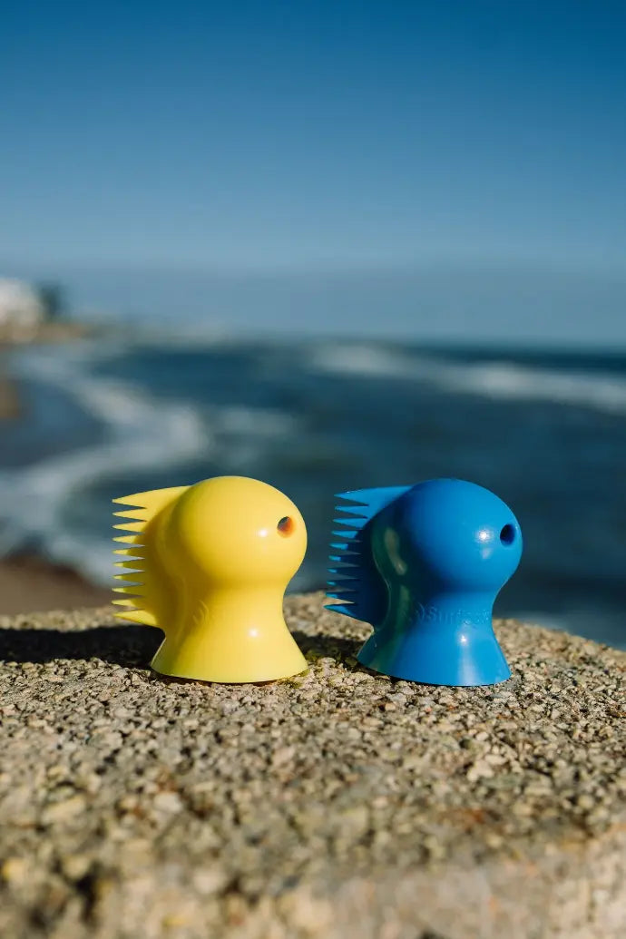 Surflogic Dino Wax Scraper, available at Noordzee Boardstore. This compact and ergonomic wax scraper breton surf 4