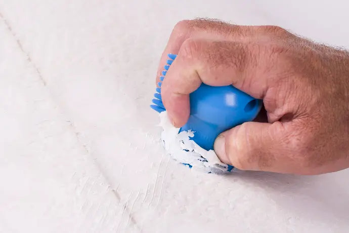 Surflogic Dino Wax Scraper, available at Noordzee Boardstore. This compact and ergonomic wax scraper breton surf